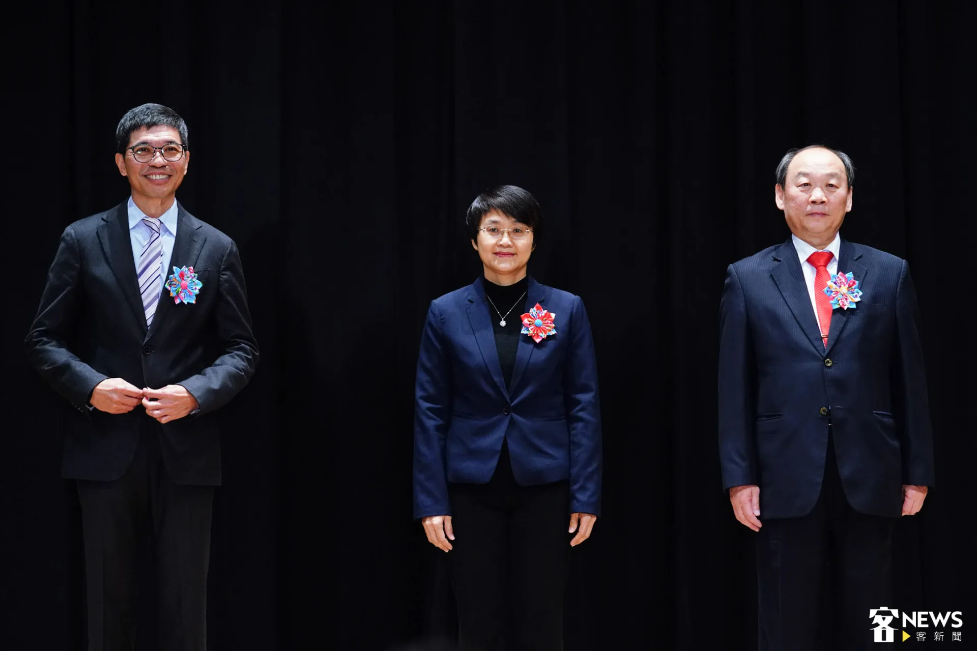 古秀妃（中）、謝勝信（右）與何金樑（左）合影。朱愷元攝