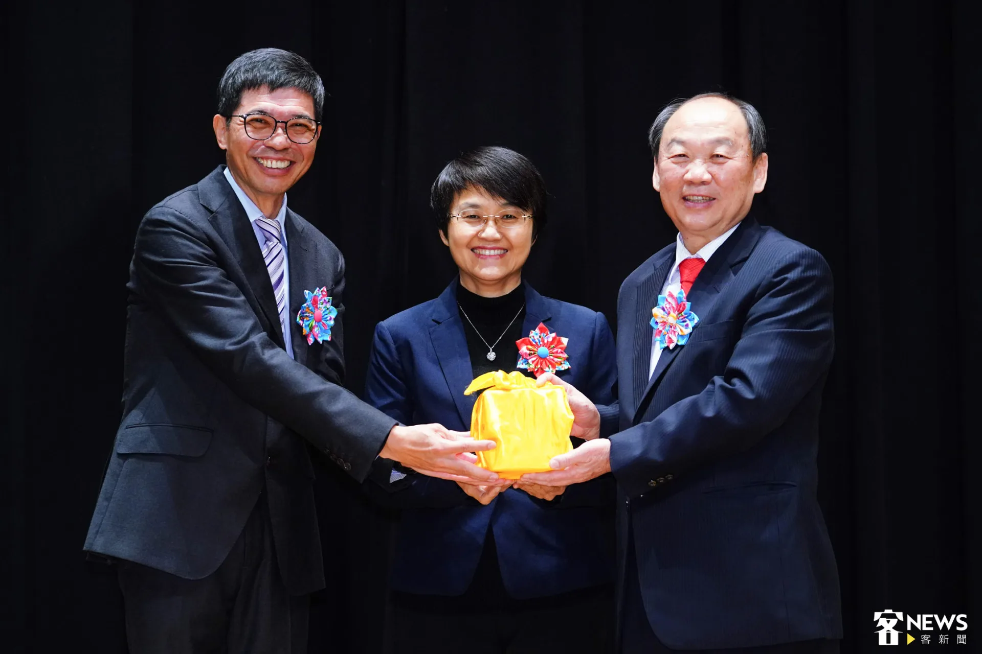 謝勝信（右）在古秀妃（中）見證下，從何金樑（左）手中接過印信。朱愷元攝