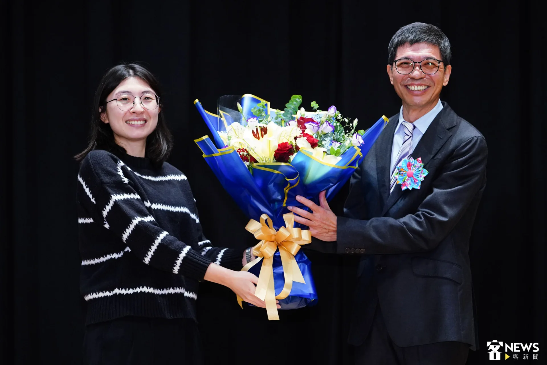 客發中心主任何金樑（右）卸任，同仁獻上花束祝福。朱愷元攝