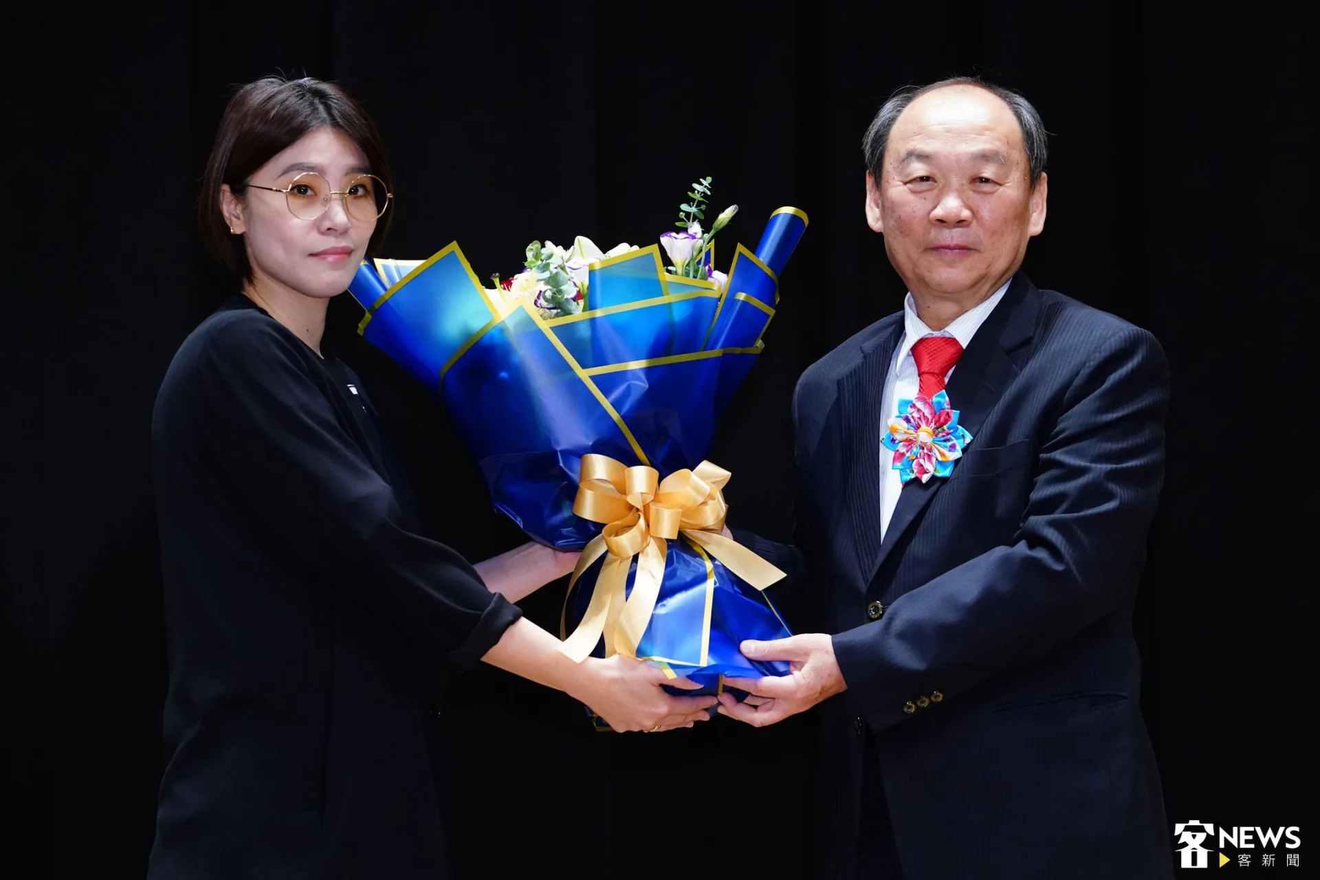 農業科技園區管理中心主任謝勝信（右）出任客發中心主任，同仁獻上花束祝福。朱愷元攝