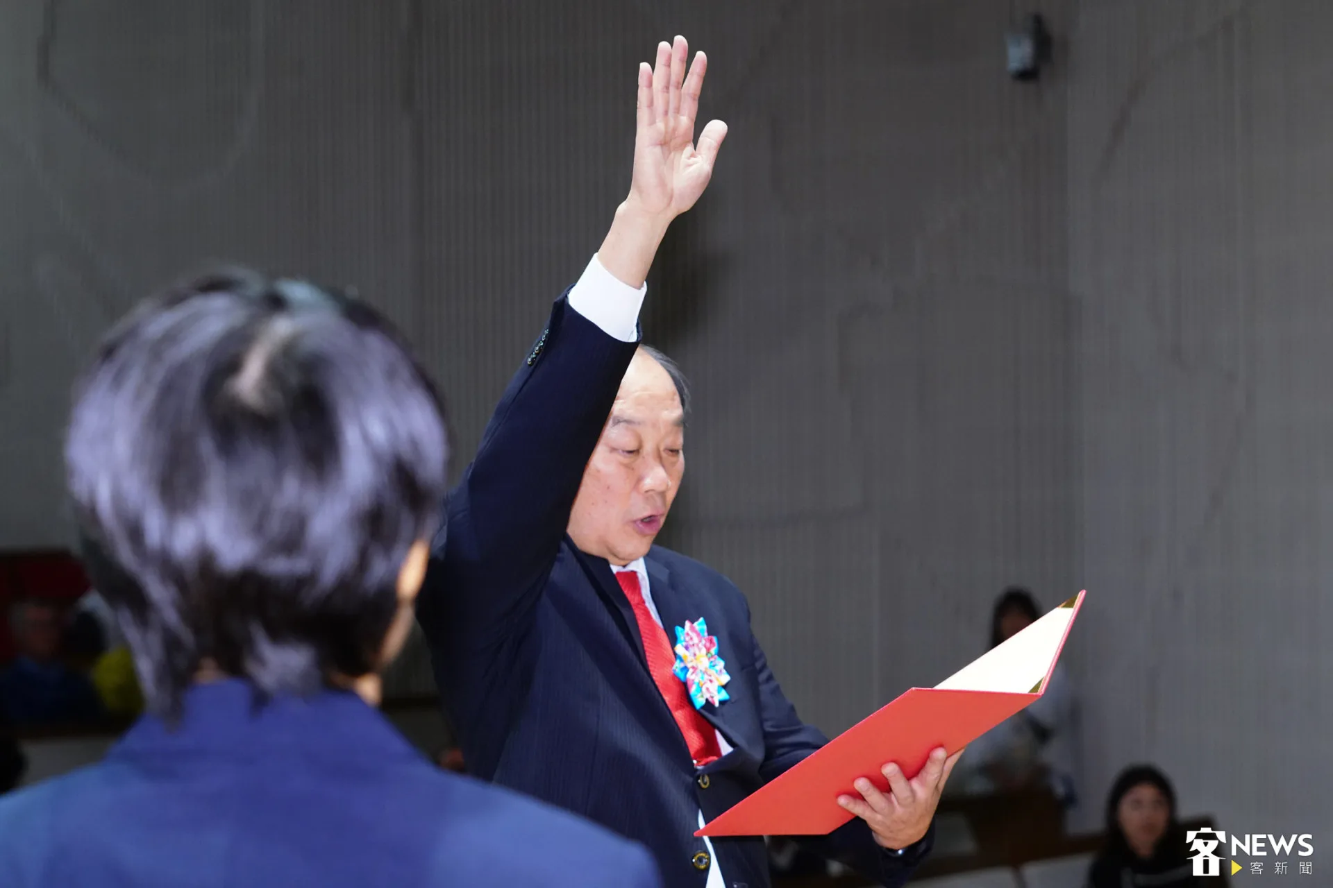新任客發中心主任謝勝信在客委會主委古秀妃的見證下，完成宣誓。朱愷元攝