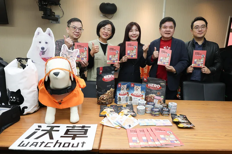 民進黨立委吳沛憶（中）、蘇巧慧（左2）、莊瑞雄（右2）等人，16日在立法院出席「動物夥伴防災避難手冊」發布會。中央社