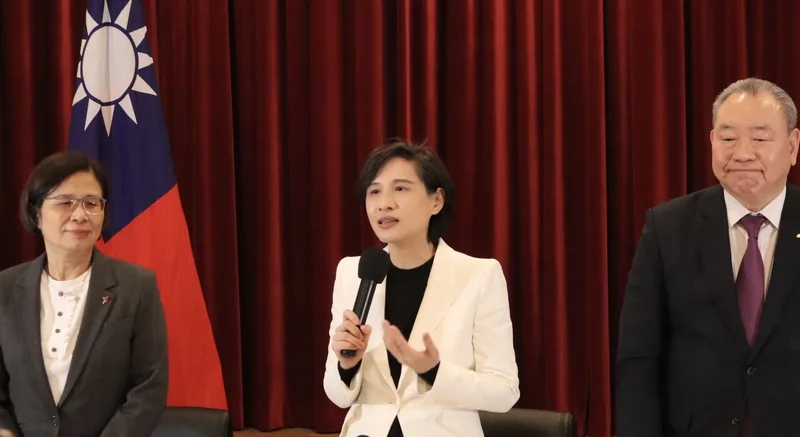 台美關稅談判結束總結會議，行政院副院長鄭麗君（中）、行政院經貿談判辦公室總談判代表楊珍妮（左）、駐美代表俞大㵢（右）於駐美代表處舉行說明會。中央社