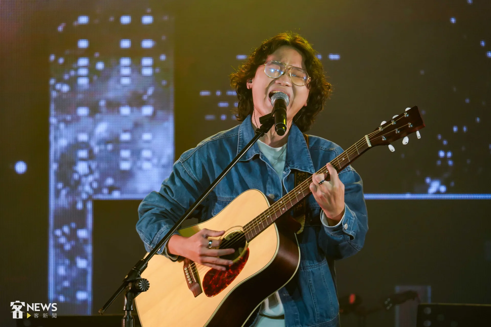 江晟榮分享他為兼顧讀書、工作而南北奔波，有感而發創作〈𠊎撞走了〉的心情。李台源攝