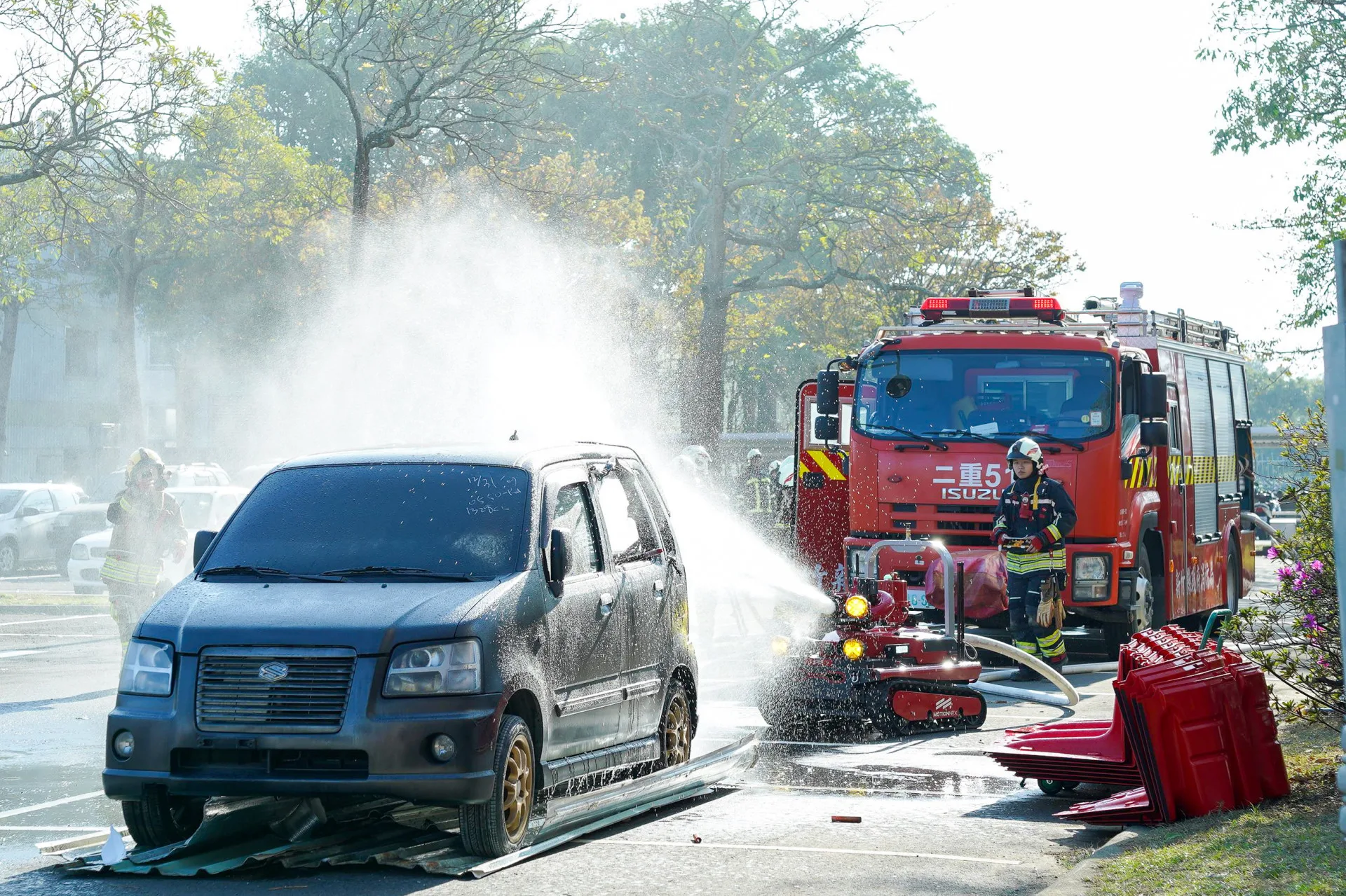 消防救災機器人射水滅火。新竹縣政府提供