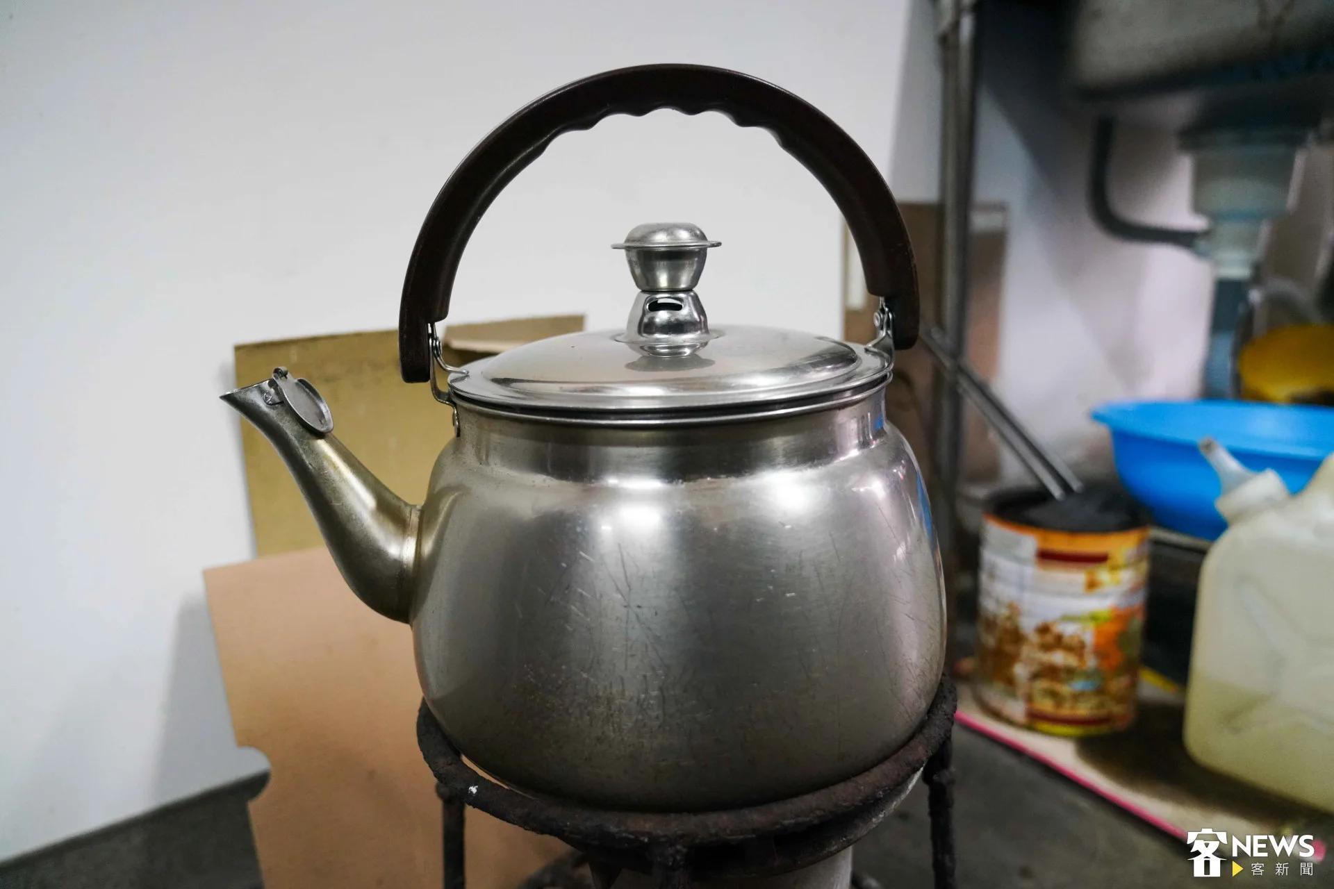 店內會提供客人大骨湯，加入碗中，品嘗精華。朱愷元攝