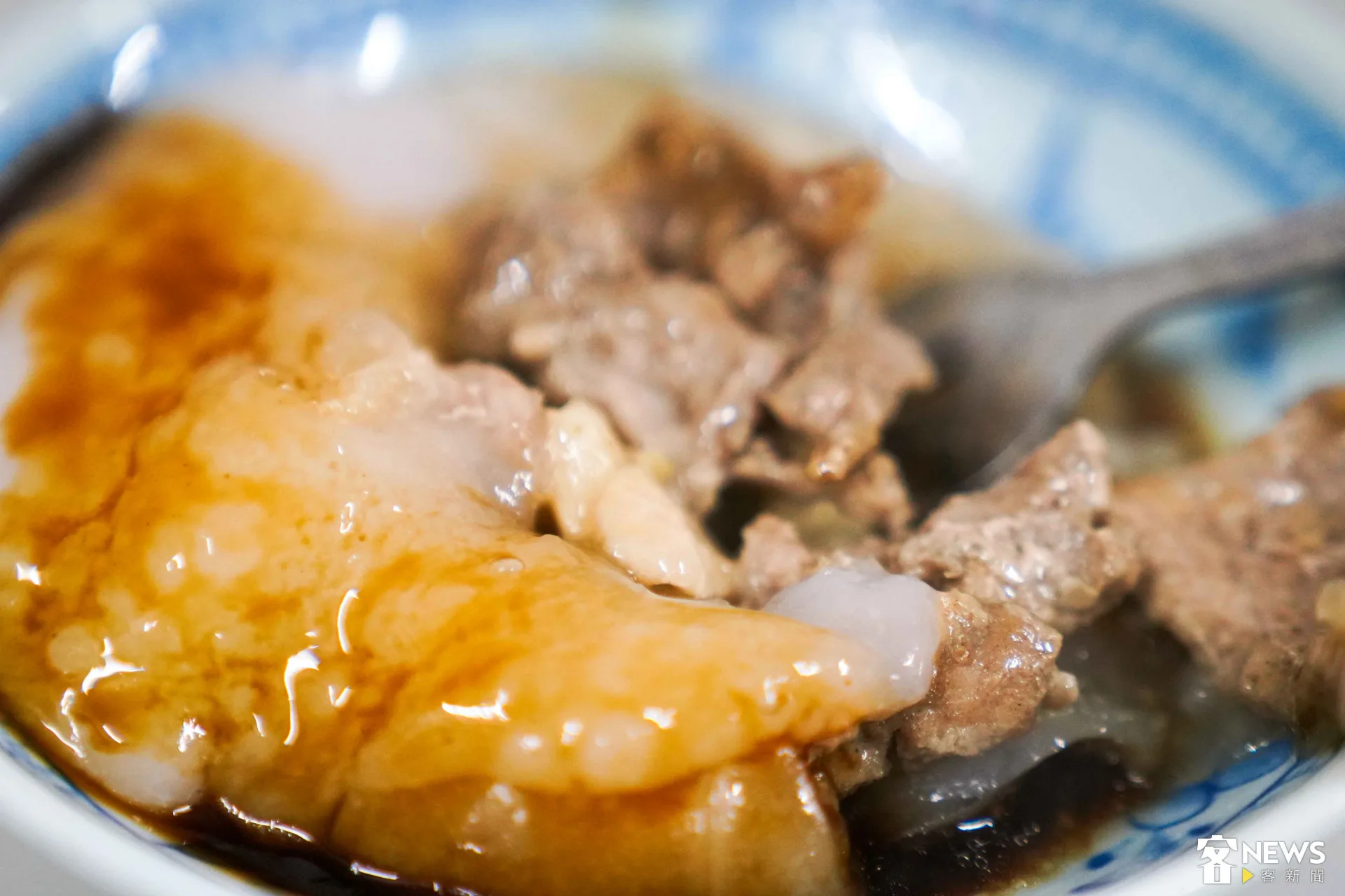 選用質地細緻的豬肉片，經過獨門香料長時間醃製。朱愷元攝