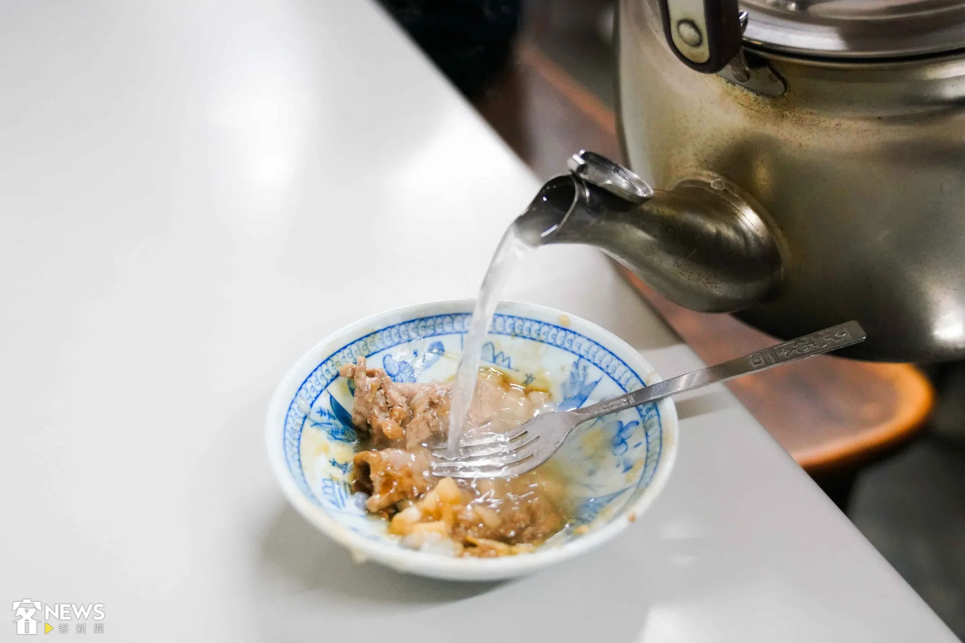 門口備有一壺「大骨湯」，吃完肉圓Q彈的外皮，留下料，形成當地特別的「洗碗湯」文化。朱愷元攝