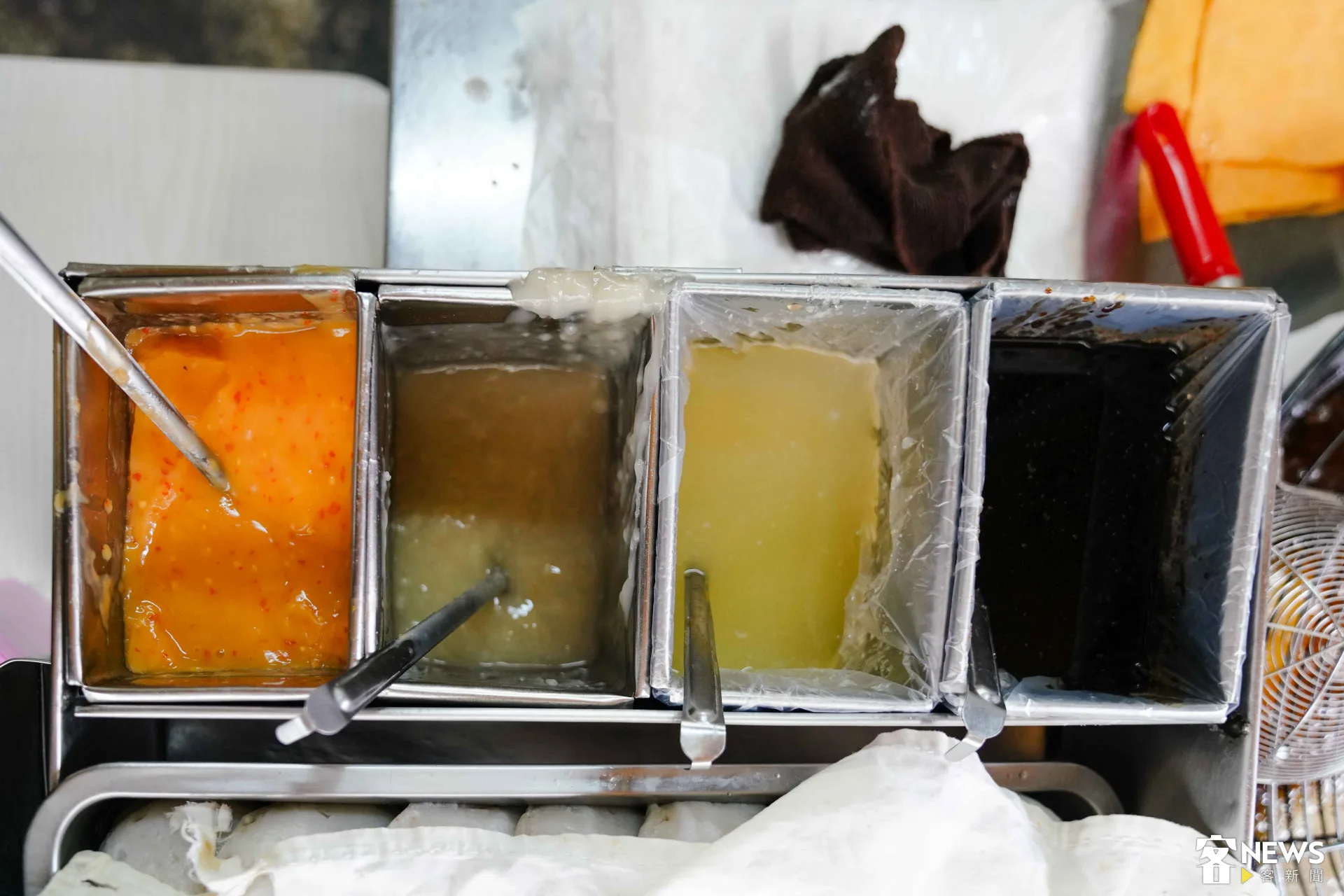 獨門的醬料，為肉圓增添不同風味。朱愷元攝