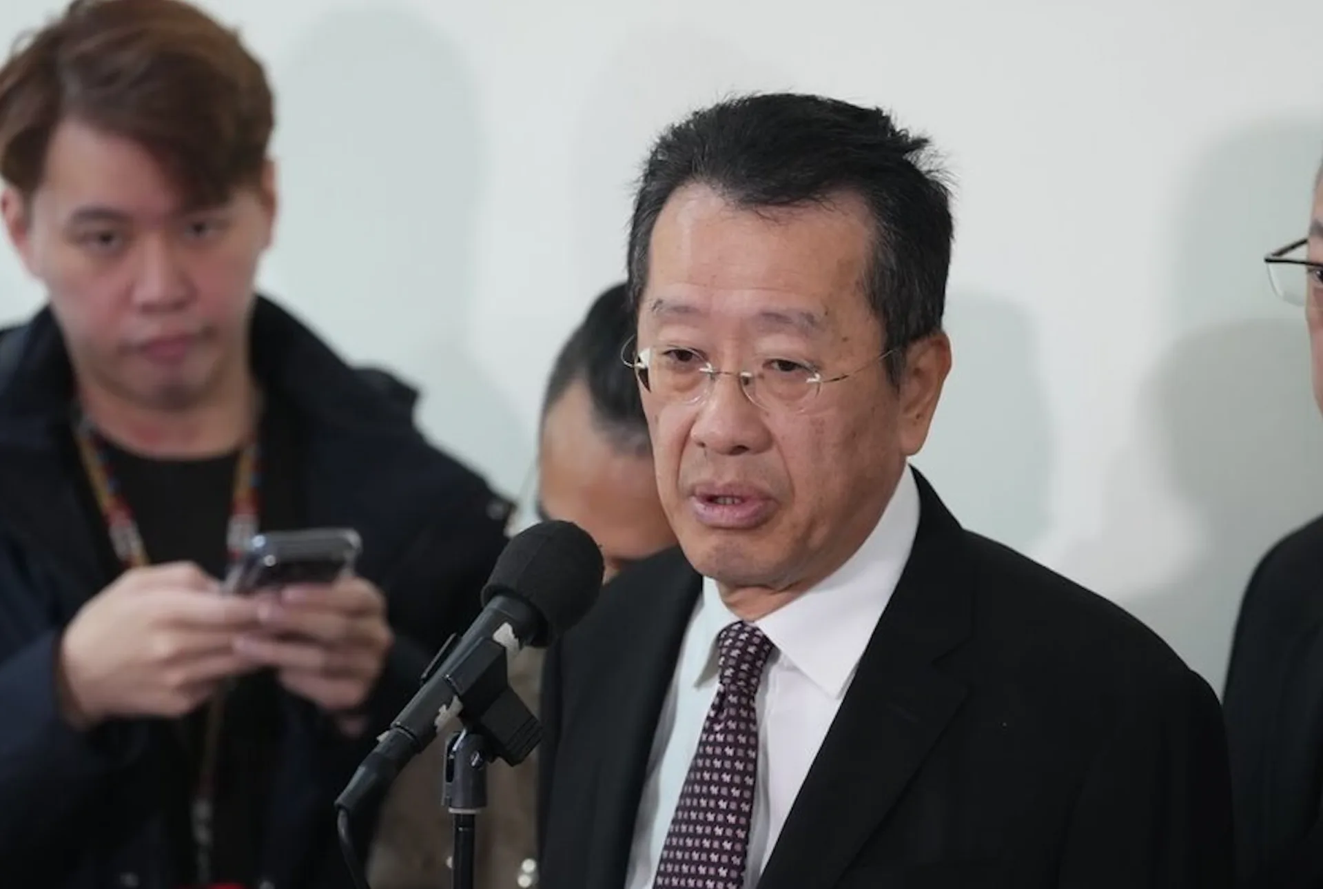 立法院外交及國防委員會邀請國防部機密專報新台幣1.25兆元軍購特別條例，國防部長顧立雄（中）19日指出，盼藉此向朝野立委詳盡說明，希望儘速交付委員會。圖/中央社