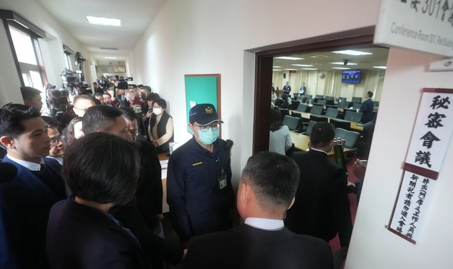 立法院外交國防委員會19日針對「強化防衛韌性及不對稱戰力計畫採購特別條例」規劃執行案項，舉行祕密會議。會議開始前，立院駐衛警在會議室門口把關。中央社