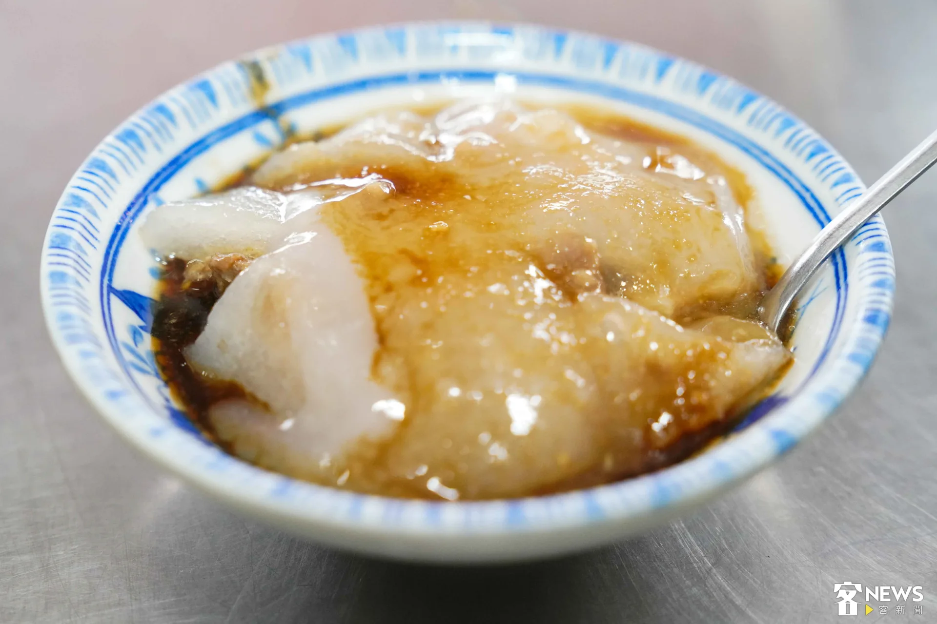 選用極具彈性的豬後腿肉，搭配以鹽巴細心醃製的麻竹筍，實際品嚐後可以發現，其肉質是三家之中最為鮮嫩的。朱愷元攝