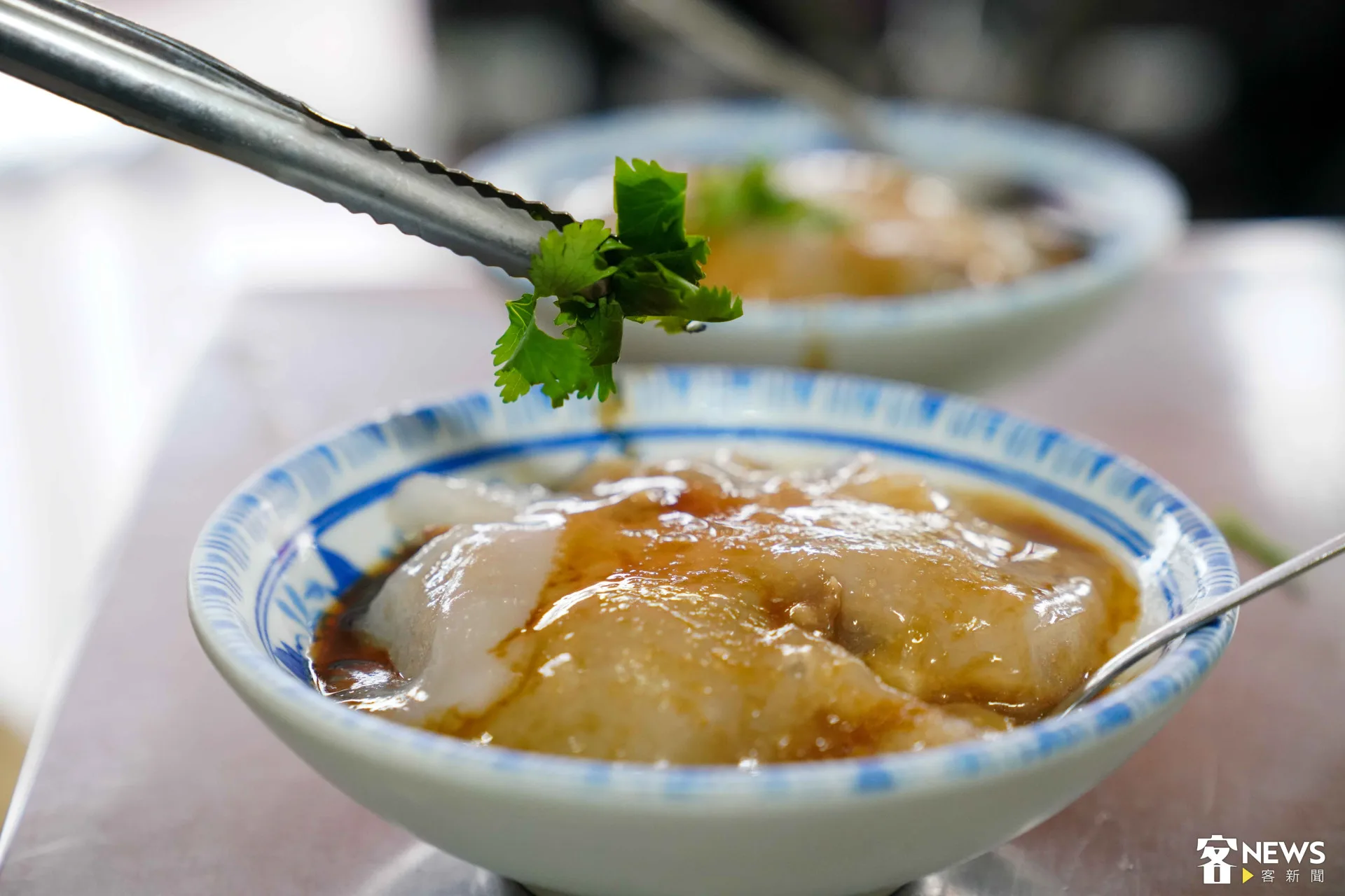 桌上備有大口徑的香菜罐，讓嗜好香菜的客人能依喜好自行加入，增添清新香氣。朱愷元攝