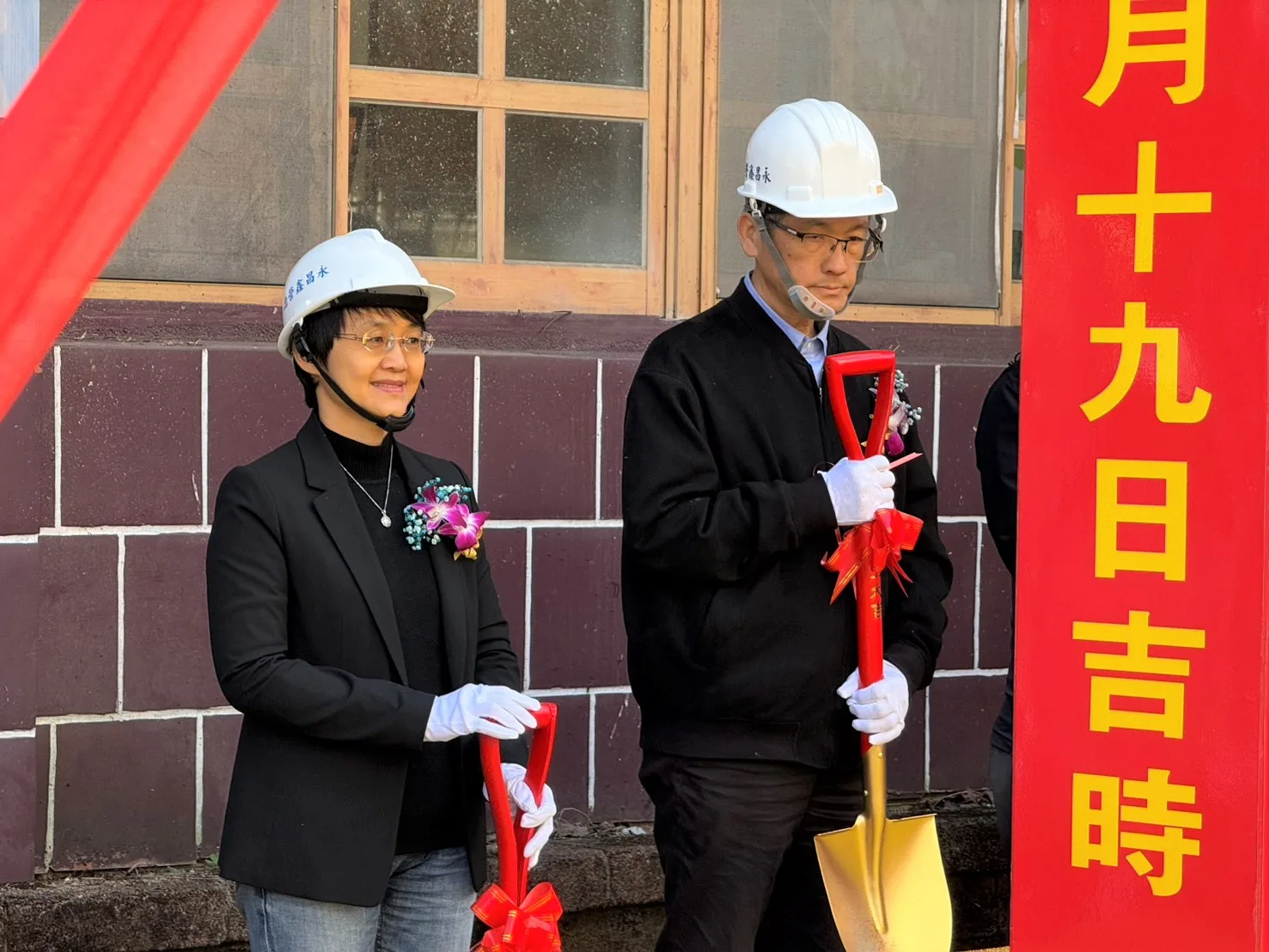 客委會前主委楊長鎮（右）與現任主委古秀妃（左）共同動土。客家委員會提供