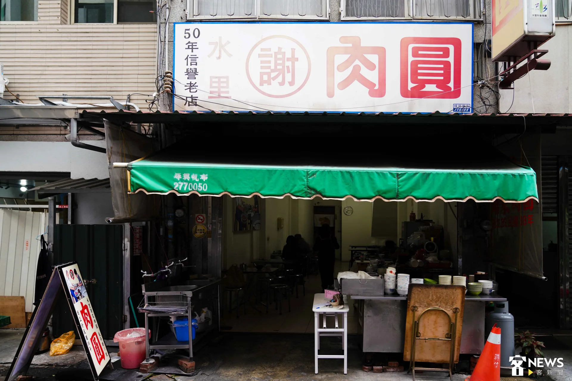 謝家為了體貼早起的轉乘旅客與在地鄉親，特別選在上午 9 點開賣，這份溫暖的「地利之便」，也讓它成為許多返鄉客下車後的第一口家鄉滋味。朱愷元攝