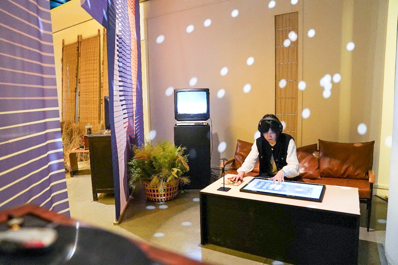 .《新北隱客拾光》與3位藝術家共同策劃互動式體驗，其中和Puzzleman的合作，讓民眾現場進行創作，打造全新客家音樂。新北市政府客家事務局提供