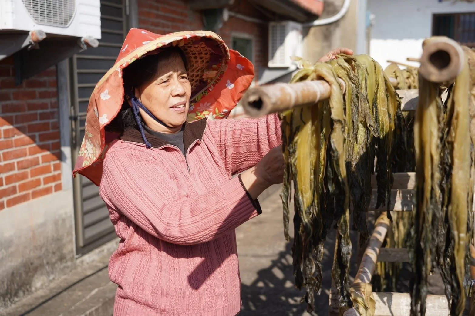 阿婆製作鹹菜。新竹˙縣政府提供