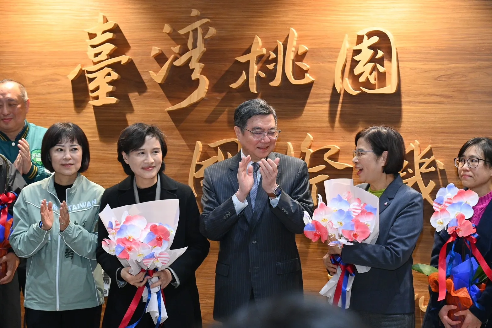 卓榮泰赴桃園機場迎接返國的鄭麗君與楊珍妮。行政院提供