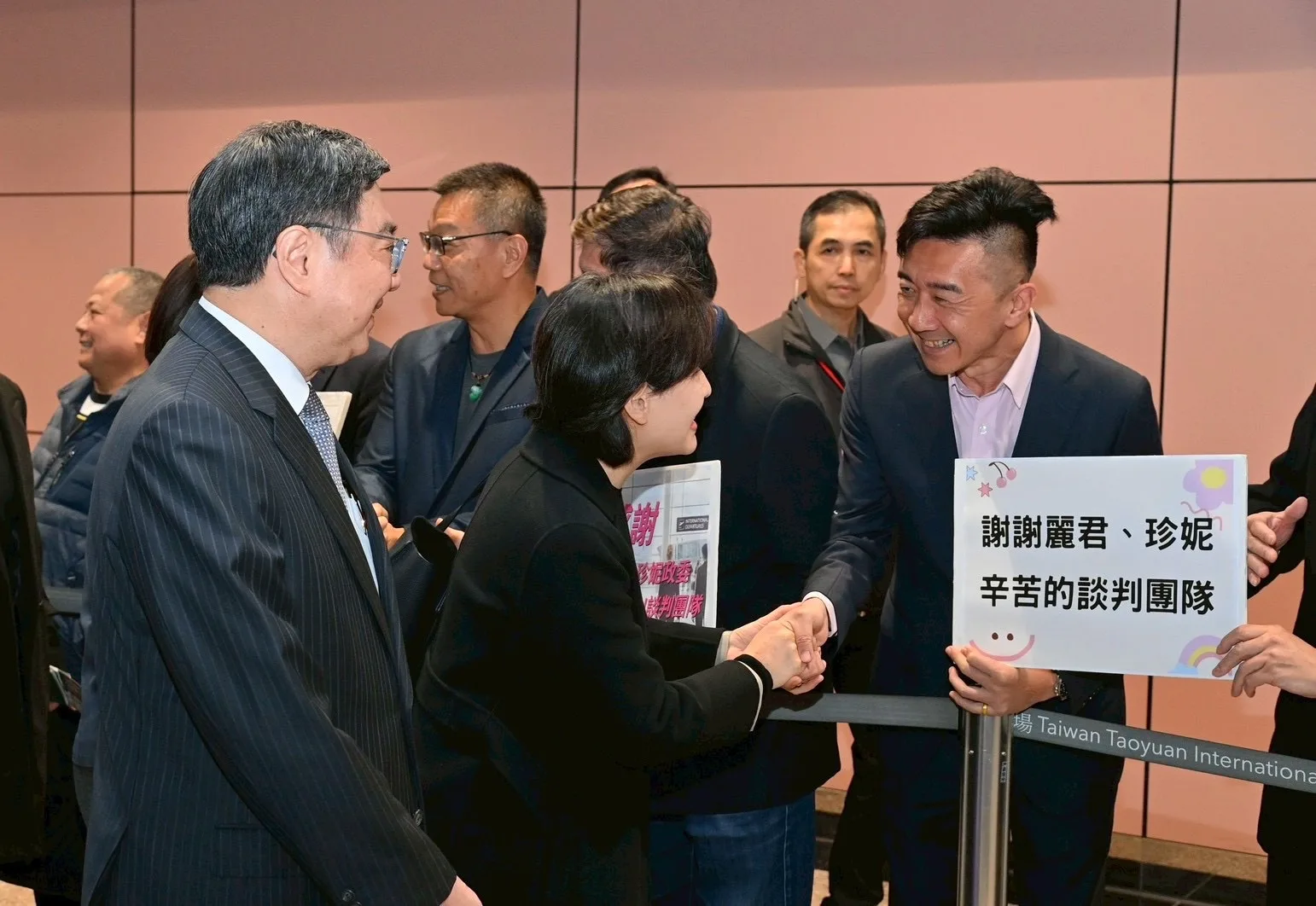 卓榮泰陪同鄭麗君、楊珍妮等人入境通關，不少民眾也熱情迎接。行政院提供