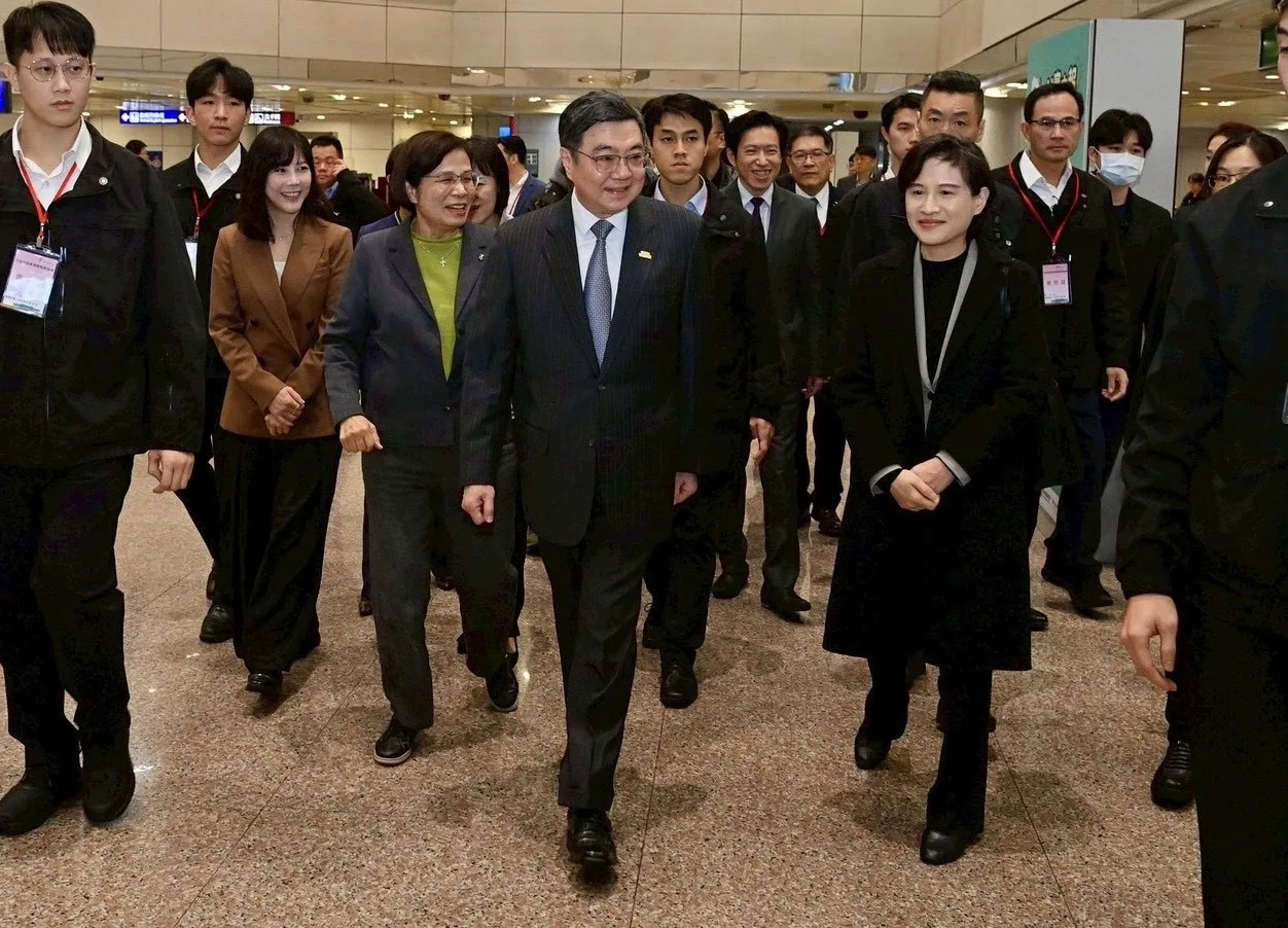 卓榮泰陪同鄭麗君、楊珍妮等人入境通關。行政院提供