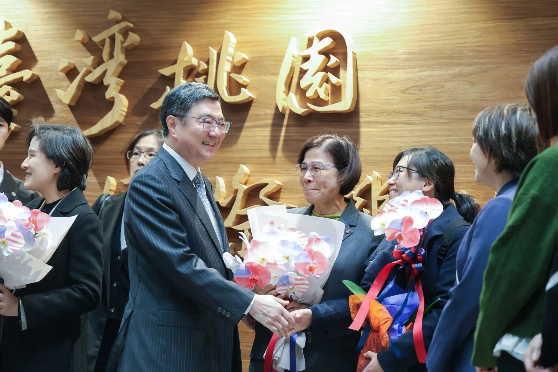 卓榮泰赴桃園機場迎接返國的鄭麗君與楊珍妮。行政院提供