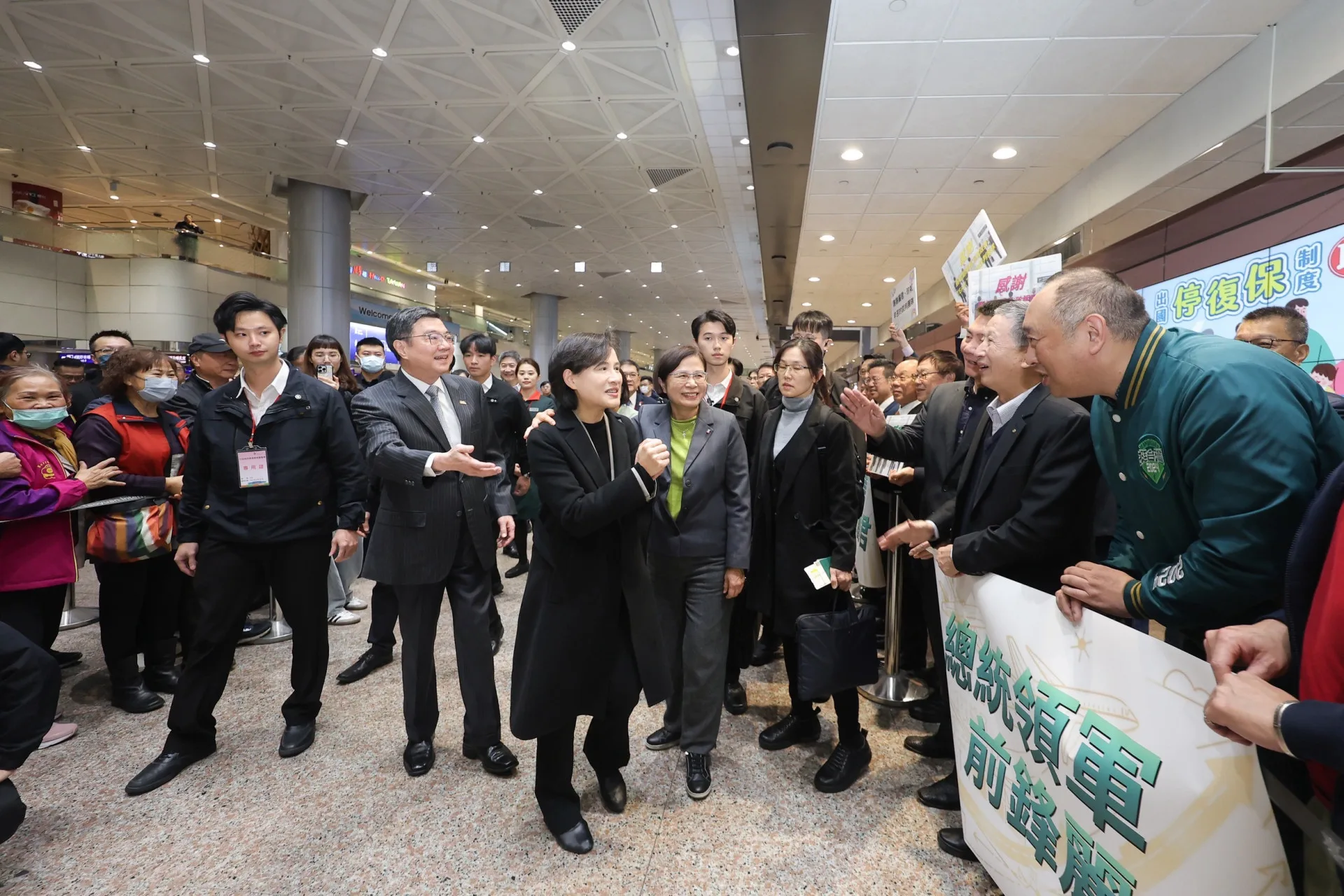 卓榮泰陪同鄭麗君、楊珍妮等人入境通關，不少民眾也熱情迎接。行政院提供