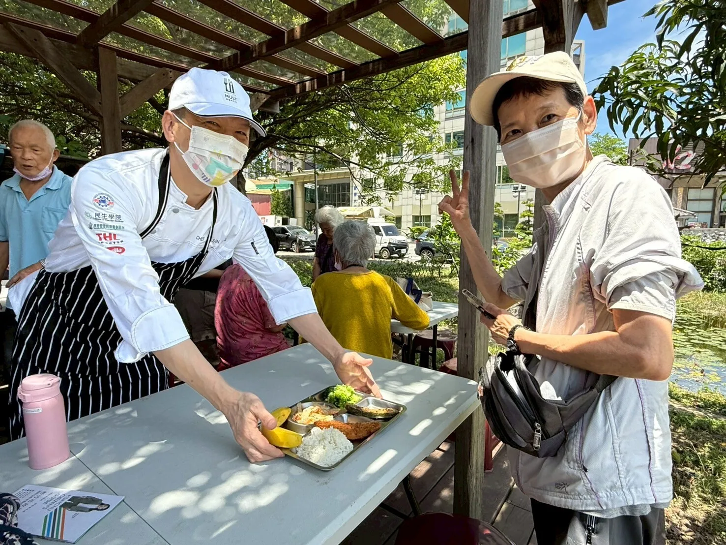 竹市府「幸福小蜜蜂移動餐車」服務，為長輩送上暖心暖胃的美味與關懷。
