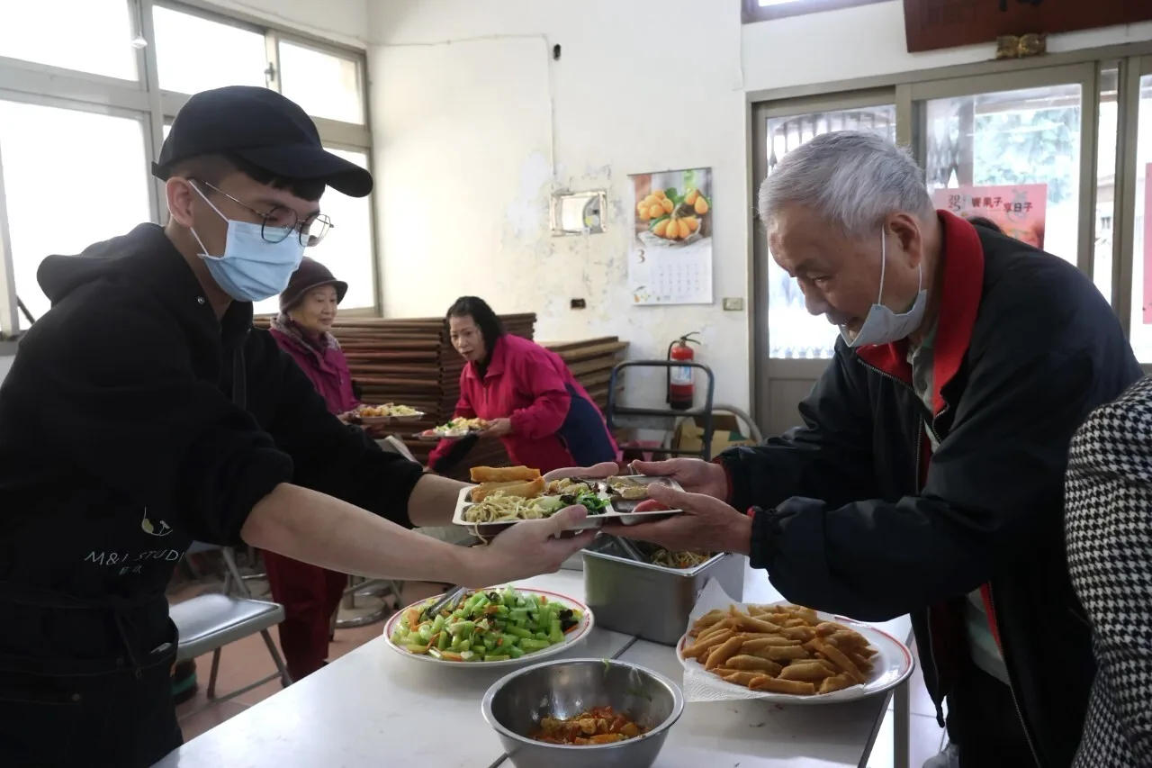 竹市府「幸福小蜜蜂移動餐車」服務，為長輩送上暖心又暖胃的美味與關懷。