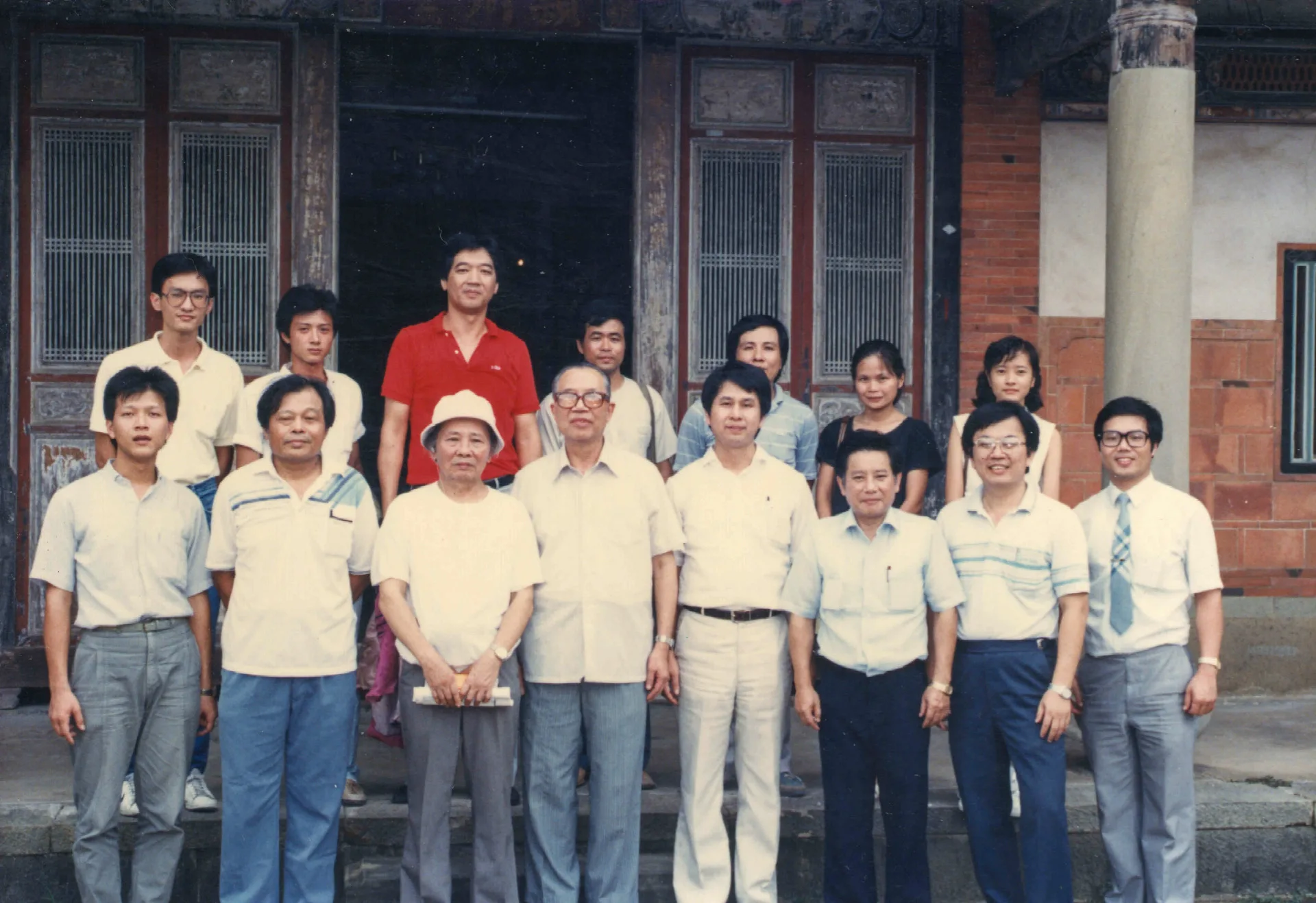 客家風雲雜誌社辦的客家夏令活動，我們參訪新埔陳家祠堂。前排右三為林柏燕，前排左一是我。1988，新竹新埔，楊國鑫提供