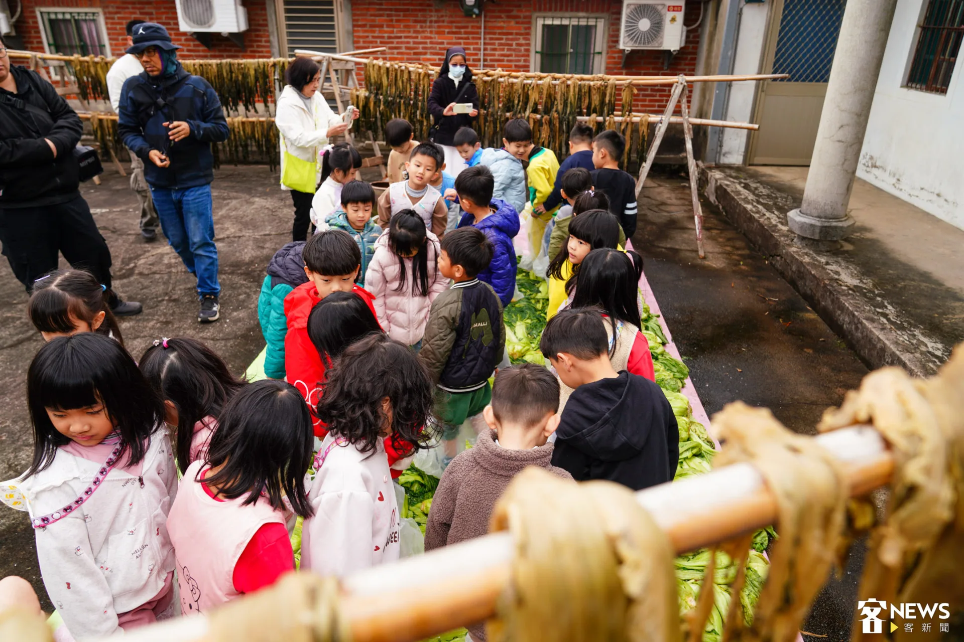 小朋友玩心大發。朱愷元攝