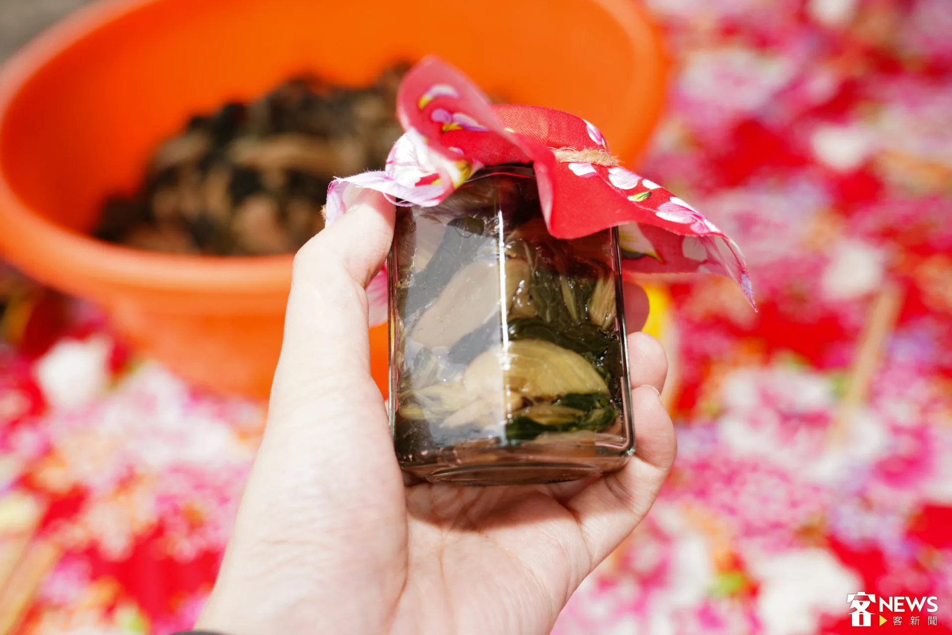 福菜裝入小罐中。朱愷元攝