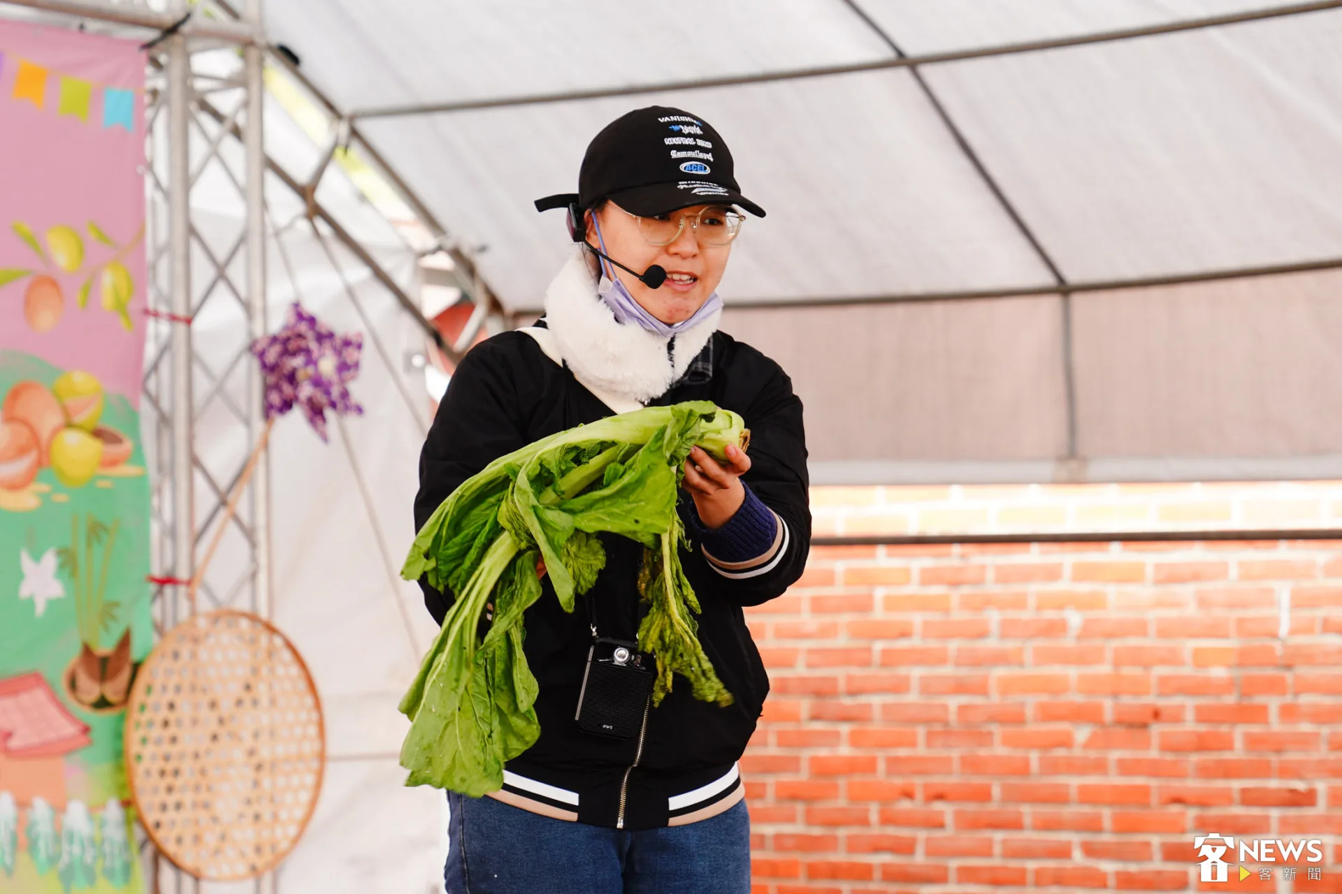 大墩山休閒農業協會陳阿希介紹芥菜三兄弟。朱愷元攝