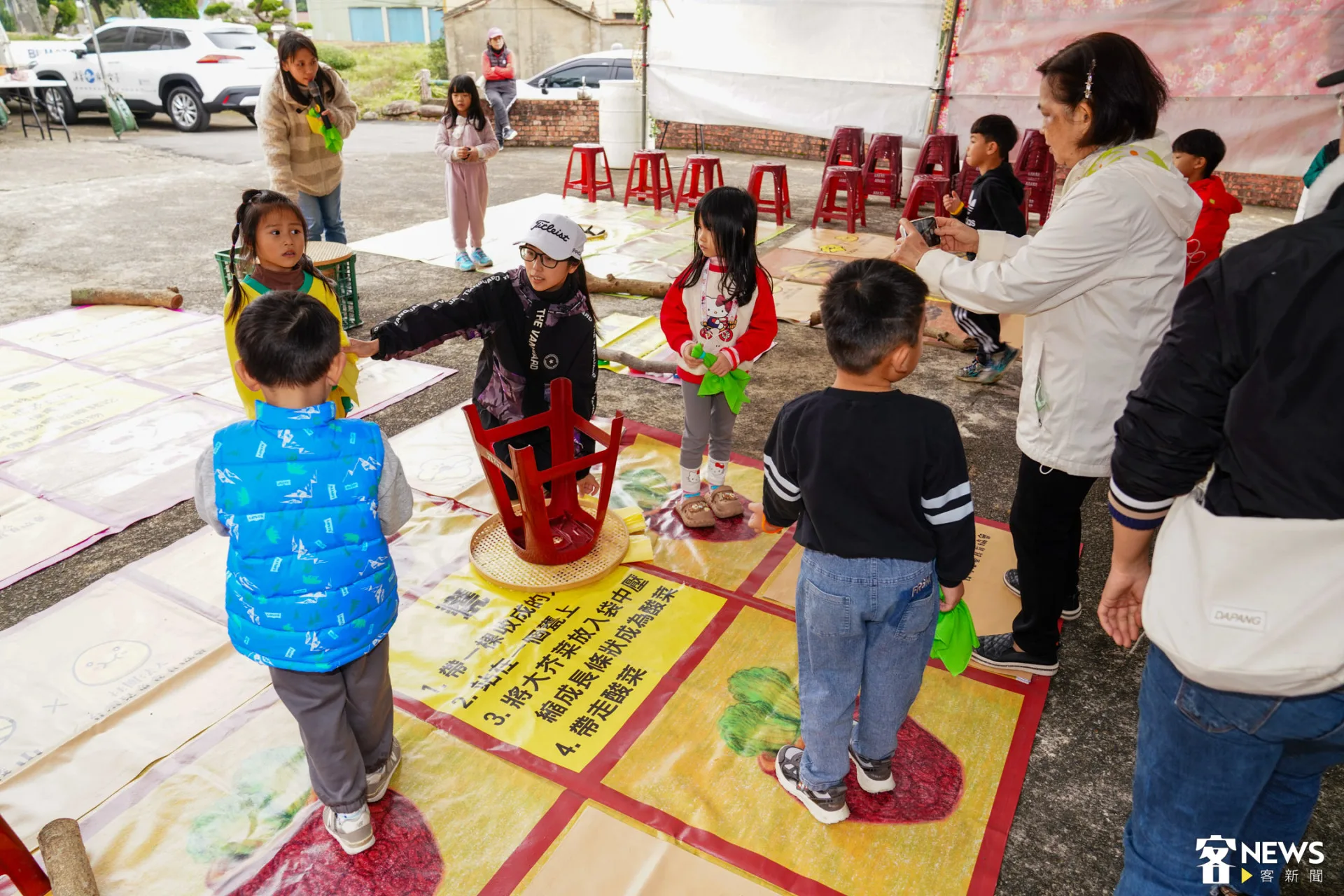 小朋友經由類桌遊強化對於鹹菜旅程的認識。朱愷元攝