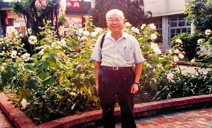 替北埔鄉土誌翻譯作者宋建和先生，在北埔國小拍張生前照片。陳權欣攝