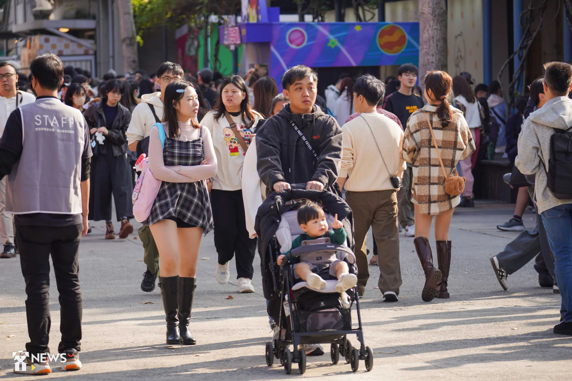 氣象專家吳德榮表示，今天下午起至明天鋒面影響，中部以北及南部山區易有較大雨勢；勞動節（5月1日）三天連假天氣皆為晴時多雲。天氣、示意圖。李台源攝