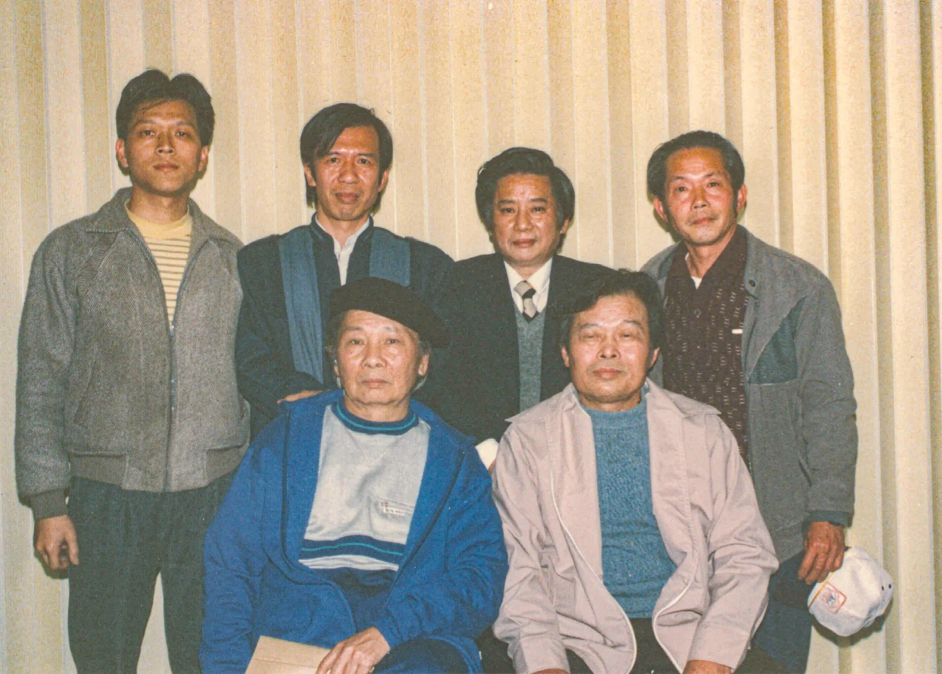 大學時跟我景仰的文友在關西吃活魚，聊台灣聊客家。後排右二為林柏燕，後排左一是還在念大學的我。1988，新竹關西，楊國鑫提供