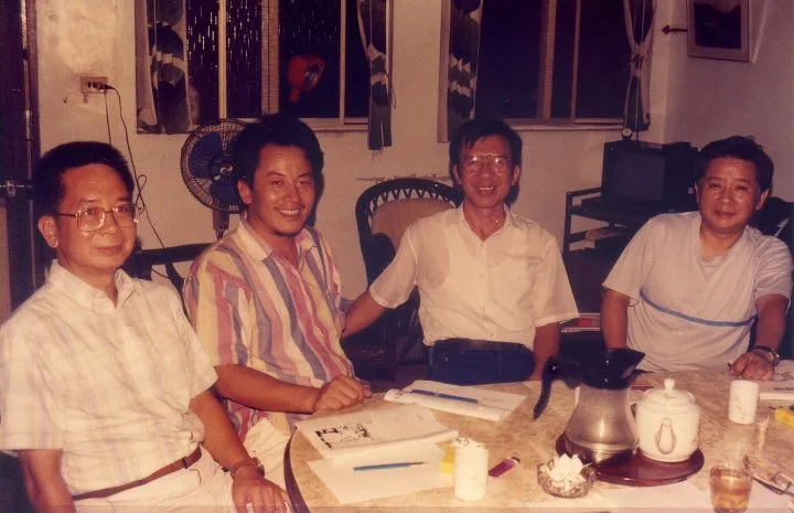 我退伍之後與林柏燕成為同事。不久，我們組成六人小組讀書會，成員有林柏燕（右一）、徐正光（左一）、范文芳（請假）、黃卓權（右二）、黃文淵（左二）、楊國鑫（攝影），主要探討台灣客家相關的議題，每個月一次，輪流召集。照片當天是在林柏燕新埔家。1990，新竹新埔林柏燕家，楊國鑫攝