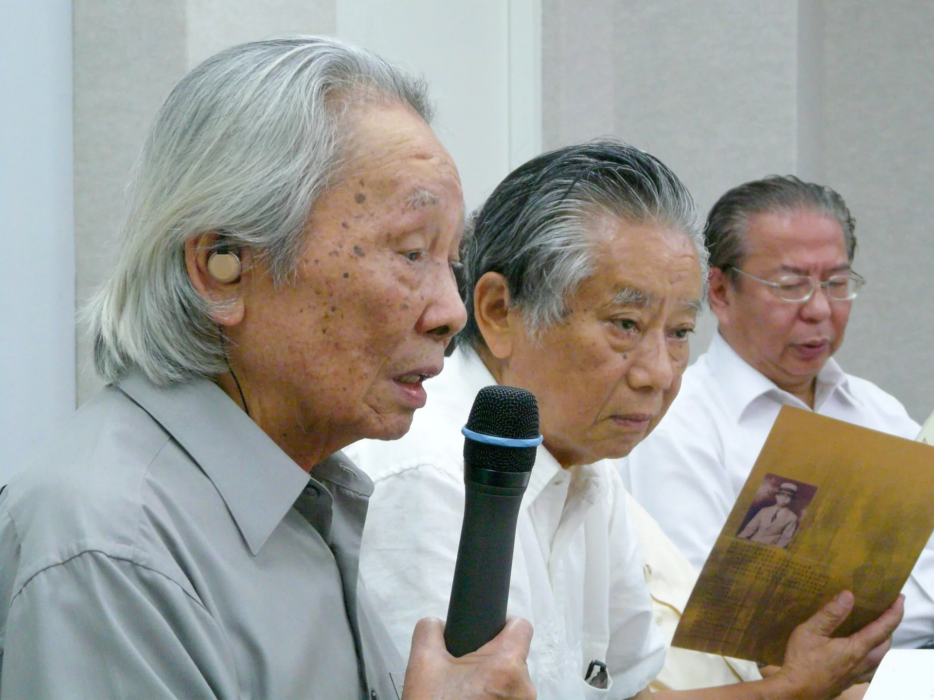 鄧雨賢研討會。鍾肇政（左）、林柏燕（中）與盧孝治（右）。2008，桃園龍潭，楊國鑫攝