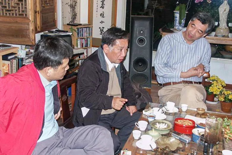 我們到彭元岐家打嘴鼓，林柏燕（中）、陳文和（右）與我（左）。2000，新竹新埔，楊國鑫提供