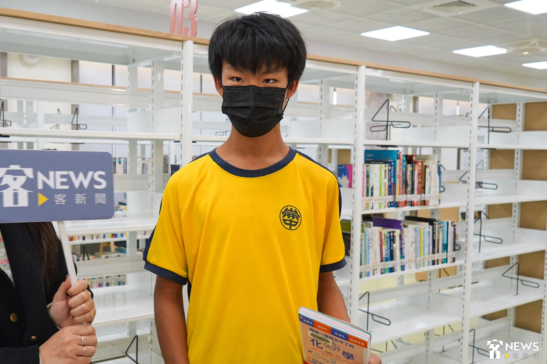 崙背國中二年級的李孟恩說之前會去舊圖書館讀書，剛剛參觀完新館感覺設備好很多。朱愷元攝
