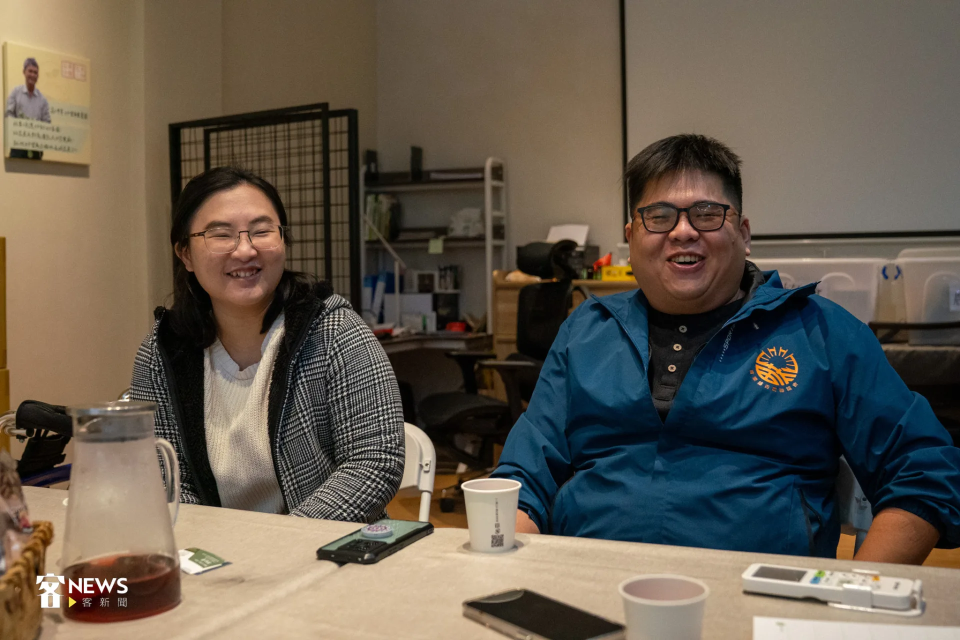 李虹萱(左)、彭彥豪(右)夫妻倆笑談農園栽培的技術和策略。李宥妍攝