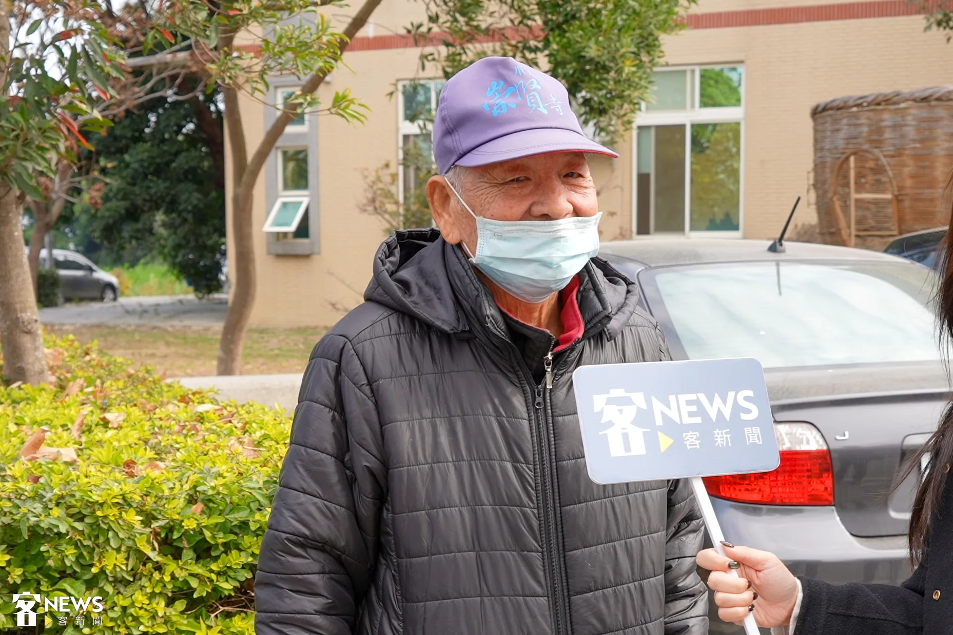 隔壁五魁村的許春福阿公對新圖書館的第一印象幽默地說：「用䀴即知開足多錢。」朱愷元攝