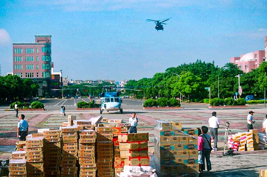 新竹縣政府廣場成為災難期間直升機集結與調度地點，新聞記者長時間守候，只為爭取一次進入災區的機會。就連載運屍體的直升機也不例外。陳權欣攝