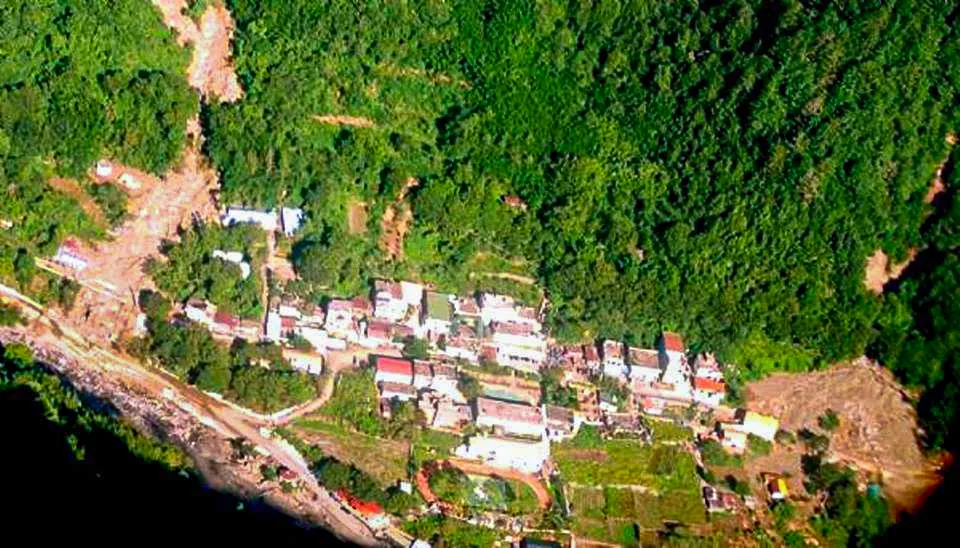 從直升機上空拍的尖石秀巒國小，校舍緊貼大規模土石崩塌邊緣，若雨勢再大，整所學校恐遭掩埋。陳權欣攝