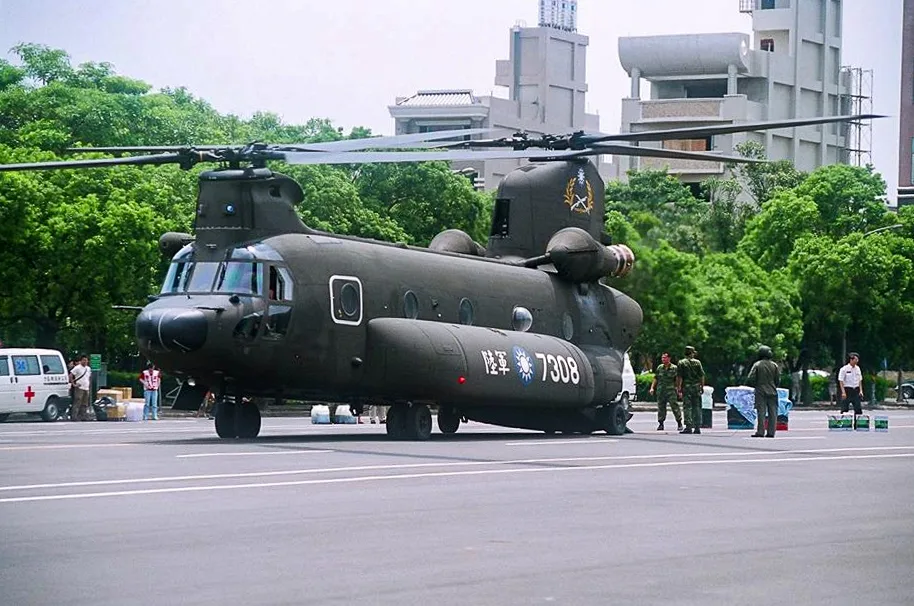 災害期間投入新竹山區救援的軍用直升機，有些機齡，但任務密集，是當時進出災區的重要運輸工具。陳權欣攝