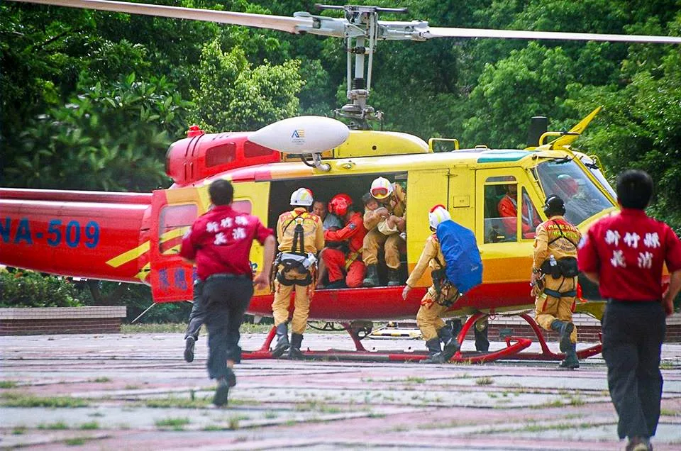 消防直升機執行人員與物資運送任務，記者亦須隨機進入災區採訪，風險與救援人員並無不同。陳權欣攝