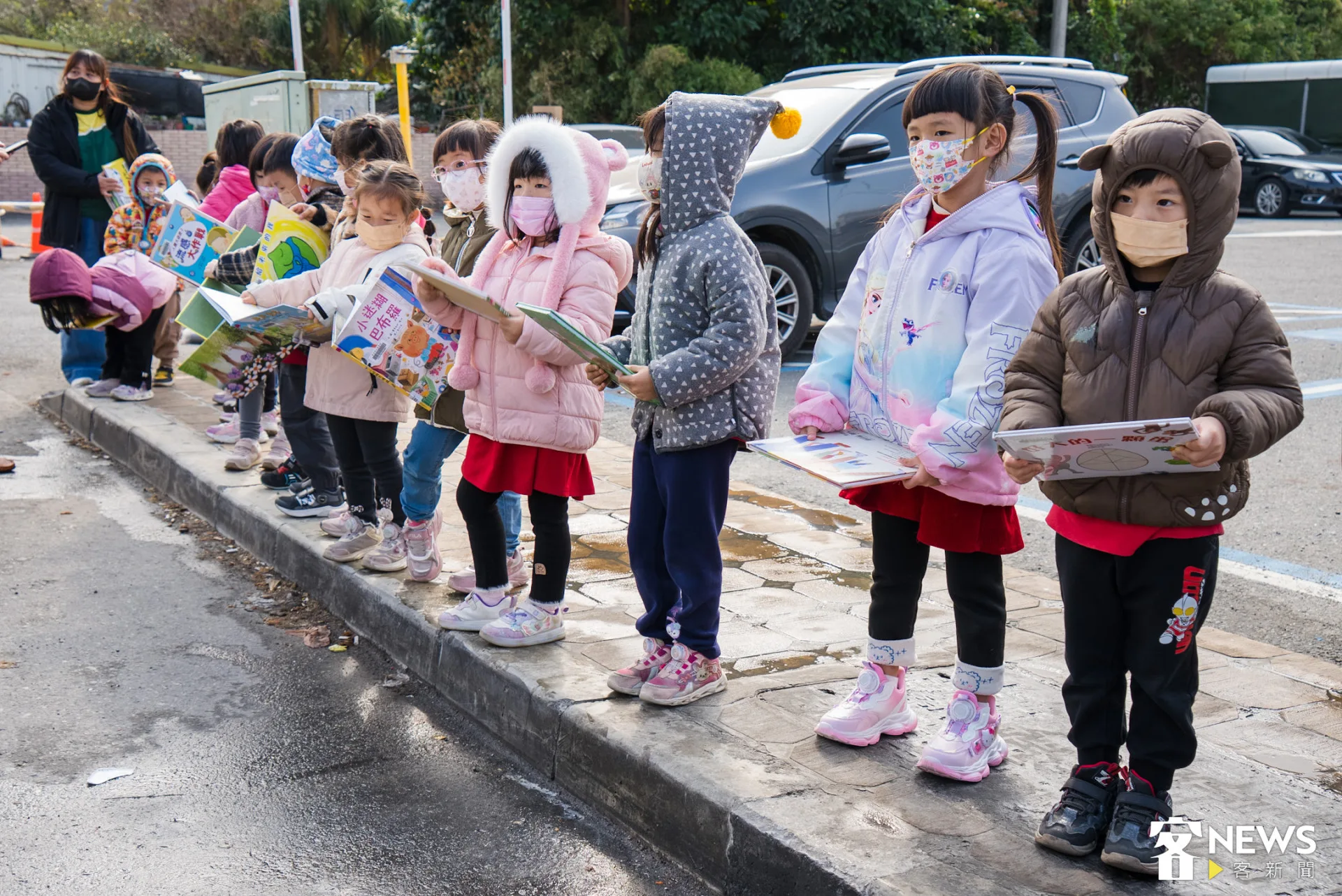 首位接棒傳書的隊伍，是崙背幼兒園小朋友們。朱愷元攝