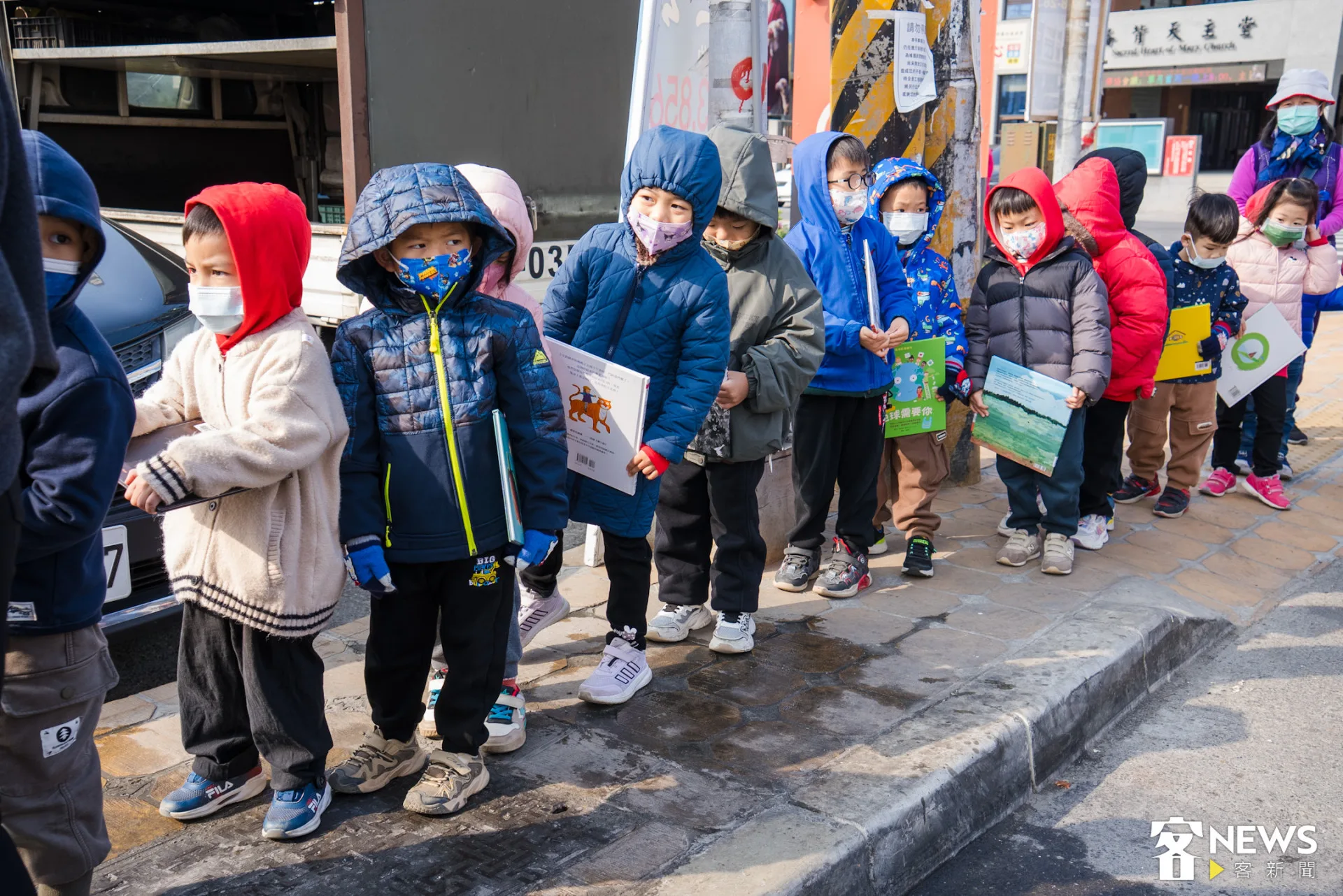 小小手心互傳著繪本，足見對於新圖書館的期待。朱愷元攝