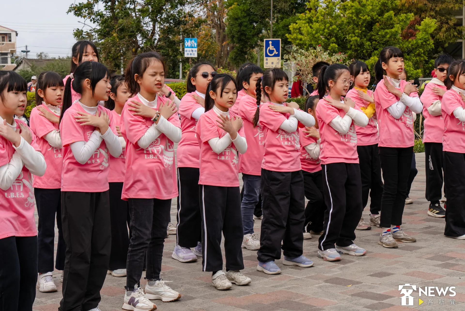 崙背詔安合唱團，用詔安客歌唱，替新圖書館祝賀。朱愷元攝