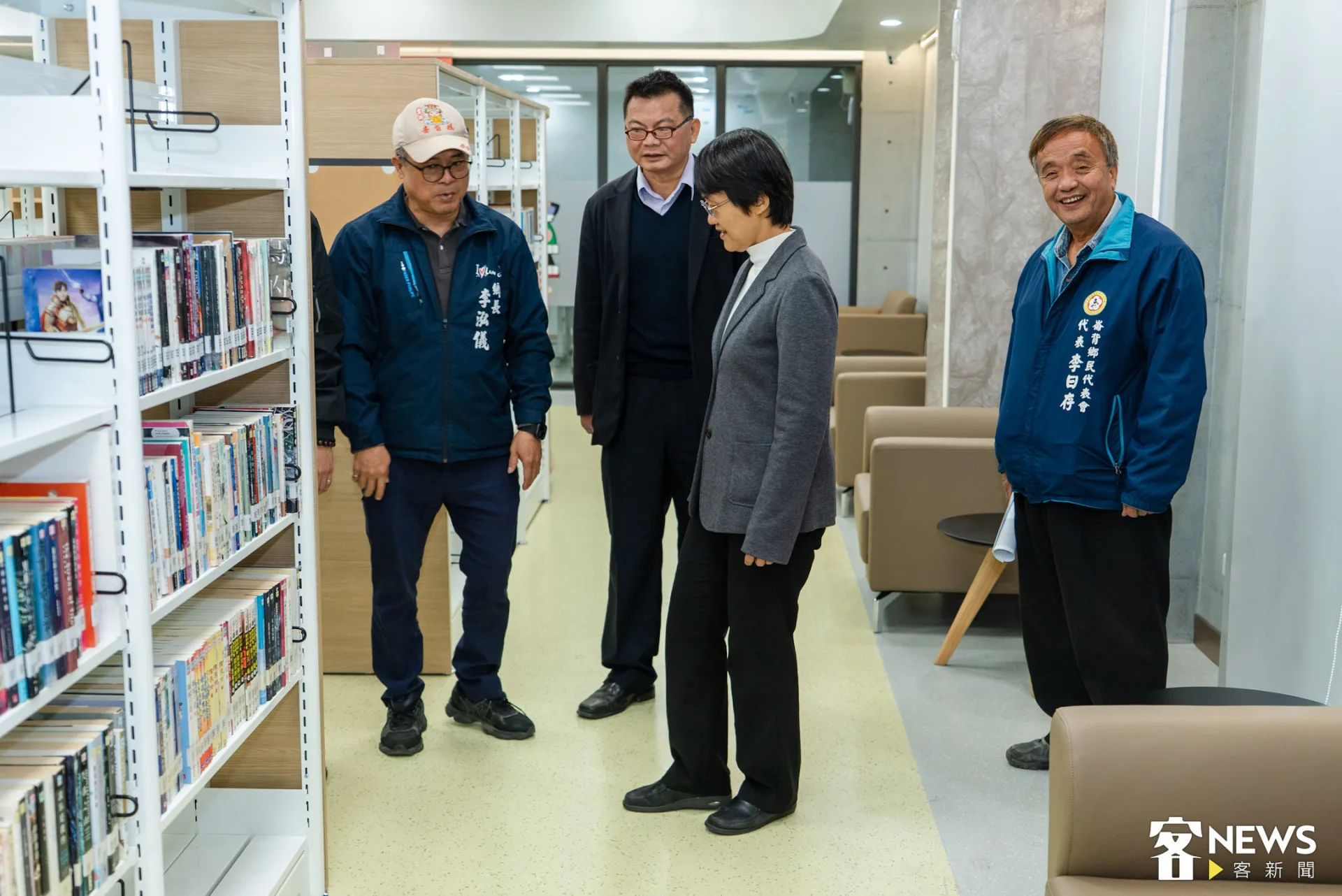 古秀妃（右二）認為，崙背能有這樣一座現代化的圖書館，對孩子與地方發展相當重要。朱愷元攝